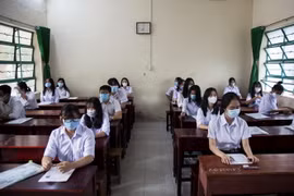 Các thí sinh đảm bảo khoảng cách theo quy định phòng, chống dịch COVID-19 tại Kỳ thi tốt nghiệp Trung học phổ thông năm 2021 đợt 1. (Ảnh: Hồng Đạt/TTXVN)