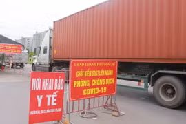 Chốt kiểm soát phòng, chống dịch COVID-19 cầu Đá Bạc giáp ranh giữa thành phố Uông Bí, tỉnh Quảng Ninh, với thành phố Hải Phòng mỗi ngày có hàng nghìn lượt người và phương tiện lưu thông. (Ảnh: Thanh Vân/TTXVN)