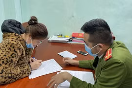 Đối tượng Cao Thị Trông, sinh năm 1969, trú quán ở phường Bắc Sơn, thành phố Sầm Sơn khai báo tại cơ quan Công an. (Ảnh: TTXVN phát)