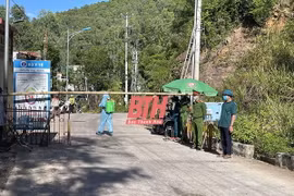 Công an thị xã Nghi Sơn lập chốt phong tỏa toàn bộ xã Nghi Sơn. (Nguồn: baothanhhoa)