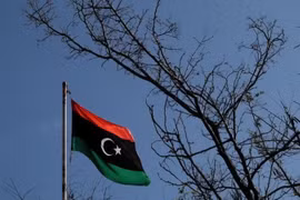 Lá cờ Libya tung bay trên đỉnh Lãnh sự quán Libya ở Athens, Hy Lạp. (Nguồn: reuters)