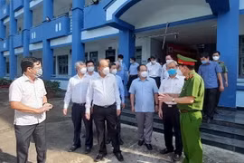 Phó Thủ tướng Trương Hòa Bình kiểm tra bệnh viện dã chiến điều trị COVID-19 số 3 của tỉnh Đồng Nai. (Ảnh: Công Phong/TTXVN)