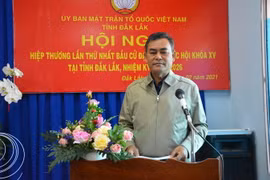 Chủ tịch Hội đồng Nhân dân tỉnh Y Biêr Niê thông qua dự kiến phân bổ số lượng và cơ cấu đại biểu Quốc hội tỉnh, nhiệm kỳ 2021-2026. (Nguồn: baodaklak.vn)