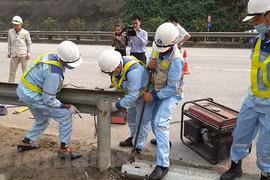 Hành vi cố tình phá dải phân cách và hộ lan phải khởi tố hành vi phá hoại tài sản quốc gia. (Ảnh: CTV/Vietnam+)