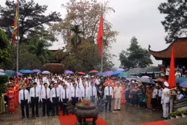 Thay mặt đồng bào cả nước, lãnh đạo tỉnh Phú Thọ và đại diện các cấp chính quyền, đoàn thể đã thành kính dâng hương tưởng nhớ Tổ Mẫu Âu Cơ. (Ảnh : Trung Kiên/TTXVN)
