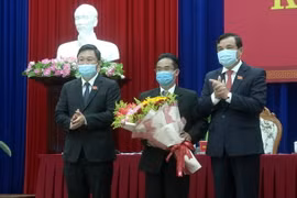 Bí thư Tỉnh ủy, Chủ tịch HĐND tỉnh Phan Việt Cường và Chủ tịch UBND tỉnh Lê Trí Thanh tặng hoa chúc mừng ông Trần Anh Tuấn. (Nguồn: vpubnd.quangnam) 
