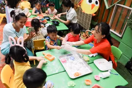 Các bé hào hứng với hoạt động trải nghiệm làm bánh, vẽ mặt nạ, vẽ nón, nặn tò he...trong dịp Tết trung Thu năm 2020. (Ảnh: Thanh Tùng/TTXVN)