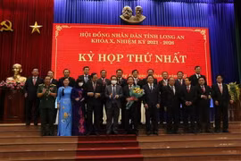 Các thành viên UBND tỉnh Long An nhiệm kỳ 2021-2026. (Ảnh: Thanh Bình/TTXVN)