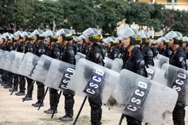 Lực lượng Cảnh sát cơ động sẵn sàng làm nhiệm vụ đảm bảo an ninh trật tự. (Ảnh: Phạm Kiên/TTXVN)