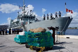 Các thủy thủ tàu tuần duyên USCGC James của Mỹ đứng cạnh một phần lô ma túy, cocaine bị bắt trong cuộc họp báo hôm 5/8. (Nguồn: AP)