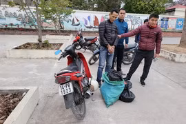 Đối tượng Lê Hoàng cùng phương tiện và tang vật tại cơ quan Công an. (Nguồn: nhandan.com.vn)