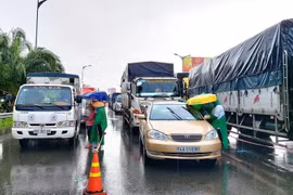 Xe ôtô được hướng dẫn phân luồng chờ kiểm tra, khai báo y tế trước khi vào thành phố Cần Thơ. (Ảnh: Thu Hiền/TTXVN)