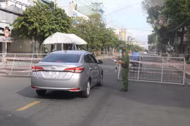 Chốt kiểm soát người ra vào trên đường Ấp Bắc, thành phố Mỹ Tho. (Ảnh: Minh Trí/TTXVN)