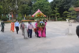 Sáng 19/5 tại Khu di tích Kim Liên, rất nhiều người dân và du khách thập phương đến dâng hoa, dâng hương tưởng niệm anh linh Chủ tịch Hồ Chí Minh. (Ảnh: Bích Huệ/TTXVN)