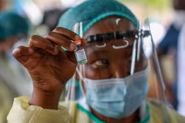 Tiêm vaccine ngừa COVID-19 ở châu Phi. (Nguồn: Getty Images)