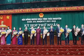 Bí thư Tỉnh ủy cùng Chủ tịch UBND tỉnh Thái Nguyên tặng hoa Thường trực HĐND tỉnh và Trưởng, phó các ban HĐND tỉnh nhiệm kỳ 2021-2026. (Ảnh: Hoàng Nguyên/TTXVN)
