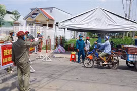 Người trong địa phương ở Tiền Giang đi ra ngoài đường phải có lý do chính đáng và cấp thiết. (Ảnh: Hữu Chí/TTXVN)