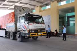 Kiểm soát viên Hải quan Cửa khẩu quốc tế Bình Hiệp kiểm tra container hàng hóa xuất khẩu. (Ảnh: Thanh Bình/TTXVN)
