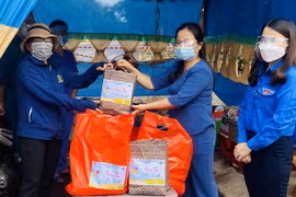 Tỉnh Đoàn Quảng Trị trao tặng quà cho các hộ dân có hoàn cảnh khó khăn tại các khu vực phong tỏa trên địa bàn thành phố Đông Hà. (Ảnh: Hồ Cầu/TTXVN)