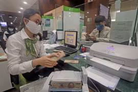 Khách hàng giao dịch tại hội sở chính Vietcombank, Hà Nội. (Ảnh: Trần Việt/TTXVN)