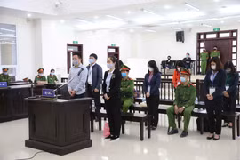 Bị cáo Hà Văn Thắm (48 tuổi, cựu Chủ tịch Hội đồng quản trị Ngân hàng Đại Dương - Oceanbank) và đồng phạm tại phiên xét xử. (Ảnh: Doãn Tấn/TTXVN)
