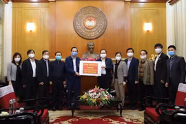 Chủ tịch Ủy ban Trung ương Mặt trận Tổ quốc Việt Nam Trần Thanh Mẫn tiếp nhận ủng hộ của Bộ Lao động Thương binh và Xã hội. (Ảnh:Dương Giang/TTXVN)
