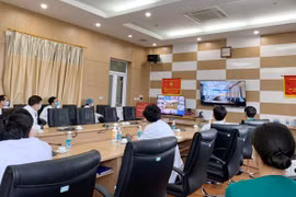 Buổi hội chẩn điều trị bệnh nhân COVID-19 nặng, sáng 10/4/2020 tại điểm cầu Bệnh viện Bệnh Nhiệt đới Trung ương cơ sở 2 (Đông Anh, Hà Nội). (Ảnh: Hồng Hà/TTXVN phát)