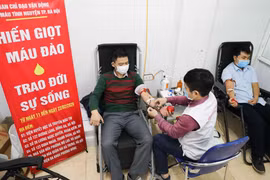 Tình nguyện viên tham gia hiến máu tại địa chỉ 26 Lương Ngọc Quyến, quận Hoàn Kiếm (Hà Nội) trong sáng 11/2/2020. (Ảnh: Thanh Tùng/TTXVN)