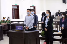 Bị cáo Hà Văn Thắm (48 tuổi, cựu Chủ tịch Hội đồng quản trị Ngân hàng Đại Dương - Oceanbank) và đồng phạm tại phiên xét xử. (Ảnh: Doãn Tấn/TTXVN)