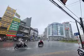 Mưa lớn ở thành phố Long Xuyên (An Giang) ngày 13/4. (Ảnh: Thanh Sang/TTXVN)