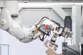 Robot Daisy thực hiện quá trình tháo dỡ iPhone cũ. (Nguồn: TheNextWeb)