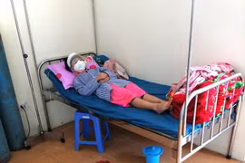 Bệnh nhân COVID-19 số 268 đang được điều trị ở khu cách ly Bệnh viện Đa khoa huyện Đồng Văn (Hà Giang). (Nguồn: TTXVN phát)