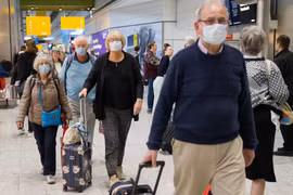 Hành khách tại sân bay quốc tế Heathrow ở London, Anh ngày 19/3/2020. (Nguồn: AFP/TTXVN)
