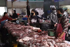 Chợ Phùng Khoang (quận Nam Từ Liêm) vẫn đầy đủ nguồn hàng thịt lợn. (Ảnh: Vũ Sinh/TTXVN)