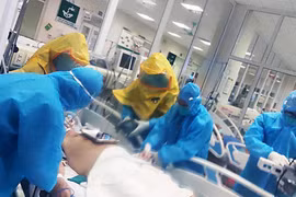 Tích cực điều trị cho các ca bệnh COVID-19 nặng tại Bệnh viện Bệnh Nhiệt đới Trung ương cơ sở 2 (Đông Anh, Hà Nội). (Ảnh: Hồng Hà/T