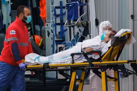 Nhân viên y tế chăm sóc bệnh nhân nhiễm COVID-19 tại Burgos, Tây Ban Nha, ngày 2/4/2020. (Nguồn: AFP/TTXVN)