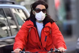 Người dân đeo khẩu trang phòng dịch COVID-19 tại Milan, Italy ngày 24/2/2020. (Nguồn: THX/TTXVN)