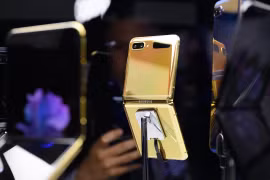 Galaxy Z Flip phiên bản màu vàng. (Nguồn: YouTube)