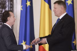 Tổng thống Romania Klaus Iohannis (phải) và Thủ tướng được chỉ định Florin Citu. (Nguồn: rferl.org)