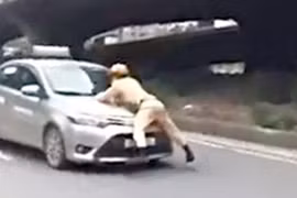 Tạm giữ hình sự lái xe taxi hất cảnh sát giao thông lên nắp capô