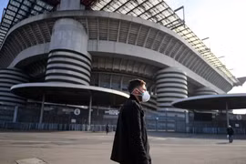 Người dân đeo khẩu trang để phòng tránh lây nhiễm COVID-19 tại Milan, Italy, ngày 23/2/2020. (Nguồn: THX/TTXVN)