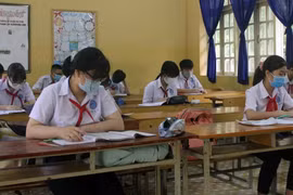 Học sinh trường trung học cơ sở Lương Thế Vinh (thành phố Tuy Hòa) được bố trí chỗ ngồi giãn cách. (Ảnh: Xuân Triệu/TTXVN)