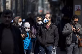 Người dân đeo khẩu trang để phòng tránh lây nhiễm COVID-19 tại Tehran, Iran, ngày 23/2/2020. (Nguồn: THX/ TTXVN)