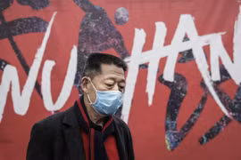 Một người đàn ông đeo khẩu trang trên đường phố Vũ Hán, ngày 22/1. (Nguồn: Getty Images)