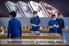 Nhân viên đeo khẩu trang trong một cửa hàng của Apple ở Bắc Kinh. (Nguồn: AP)