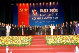 Ban Chấp hành Hội Nhà báo Việt Nam khoá X ra mắt Đại hội lần thứ X, nhiệm kỳ 2015-2020, tháng 8/2015. (Ảnh: Trí Dũng/TTXVN)