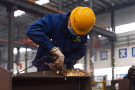 Công nhân làm việc tại nhà máy ở Tương Dương, tỉnh Hồ Bắc, Trung Quốc ngày 23/3/2020 trong bối cảnh dịch COVID-19 lan rộng. (Nguồn: THX/TTXVN)