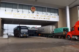 Các xe tải chở hàng chờ làm thủ tục thông quan ngày đầu năm tại của khẩu đường bộ số II Kim Thành. (Ảnh: Quốc Khánh/TTXVN)