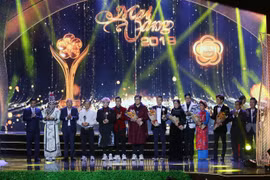 Đại diện Ban tổ chức trao giải thưởng Mai Vàng 2019 ở hạng mục tác phẩm và chương trình truyền hình. (Ảnh: Thanh Vũ/TTXVN)