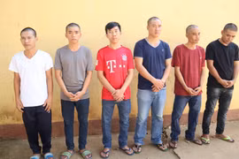 Các đối tượng trong băng nhóm “Dọn sạch nhà” tại cơ quan công an. (Ảnh: Đậu Tất Thành/TTXVN) 
